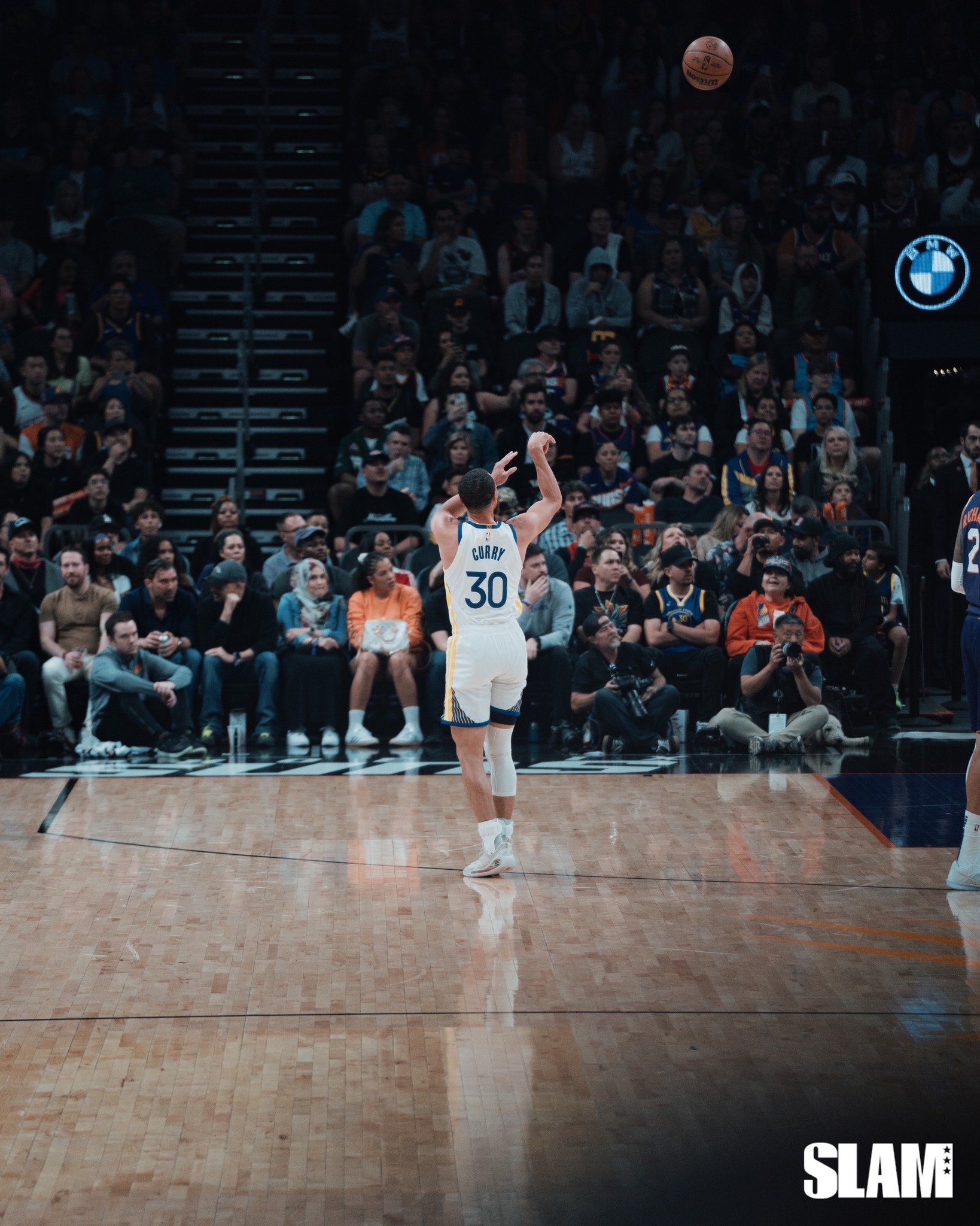 篮网观众热烈欢呼！，库里迎来二十赛季出色发挥再创辉煌时刻